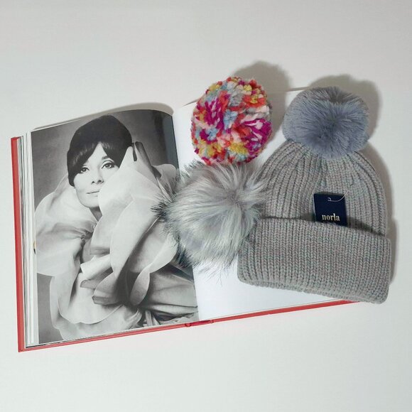 NIB / NWT Norla grey beanie hat toque 3 pom pom box set - Picture 1 of 4